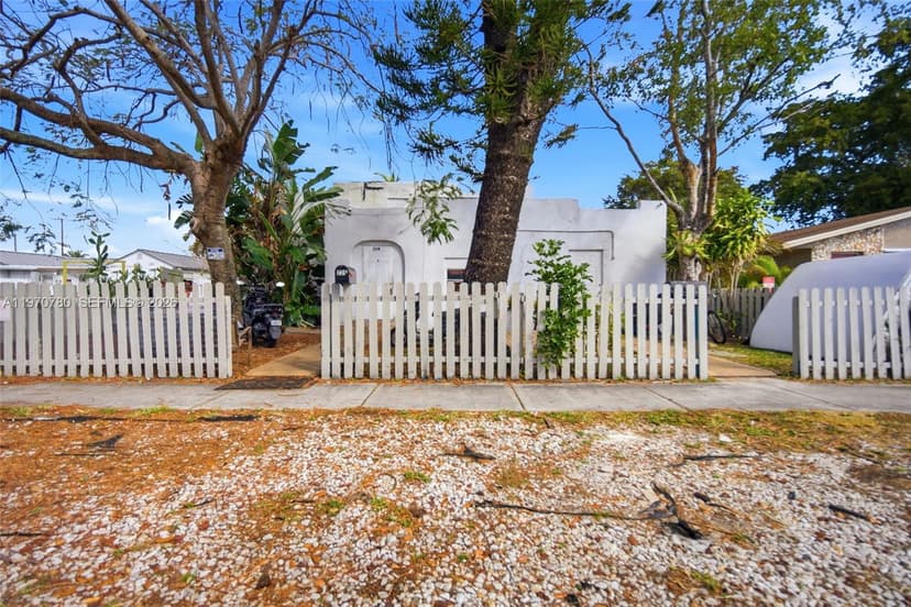 224 SW 14th St, Dania Beach FL 33004