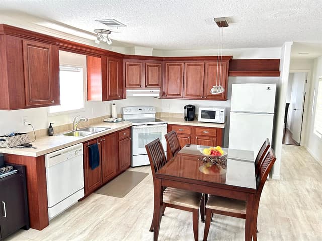 613 Jasmine Lane, Deerfield Beach FL 33442 - Deerfield Beach, FL - Photo 2