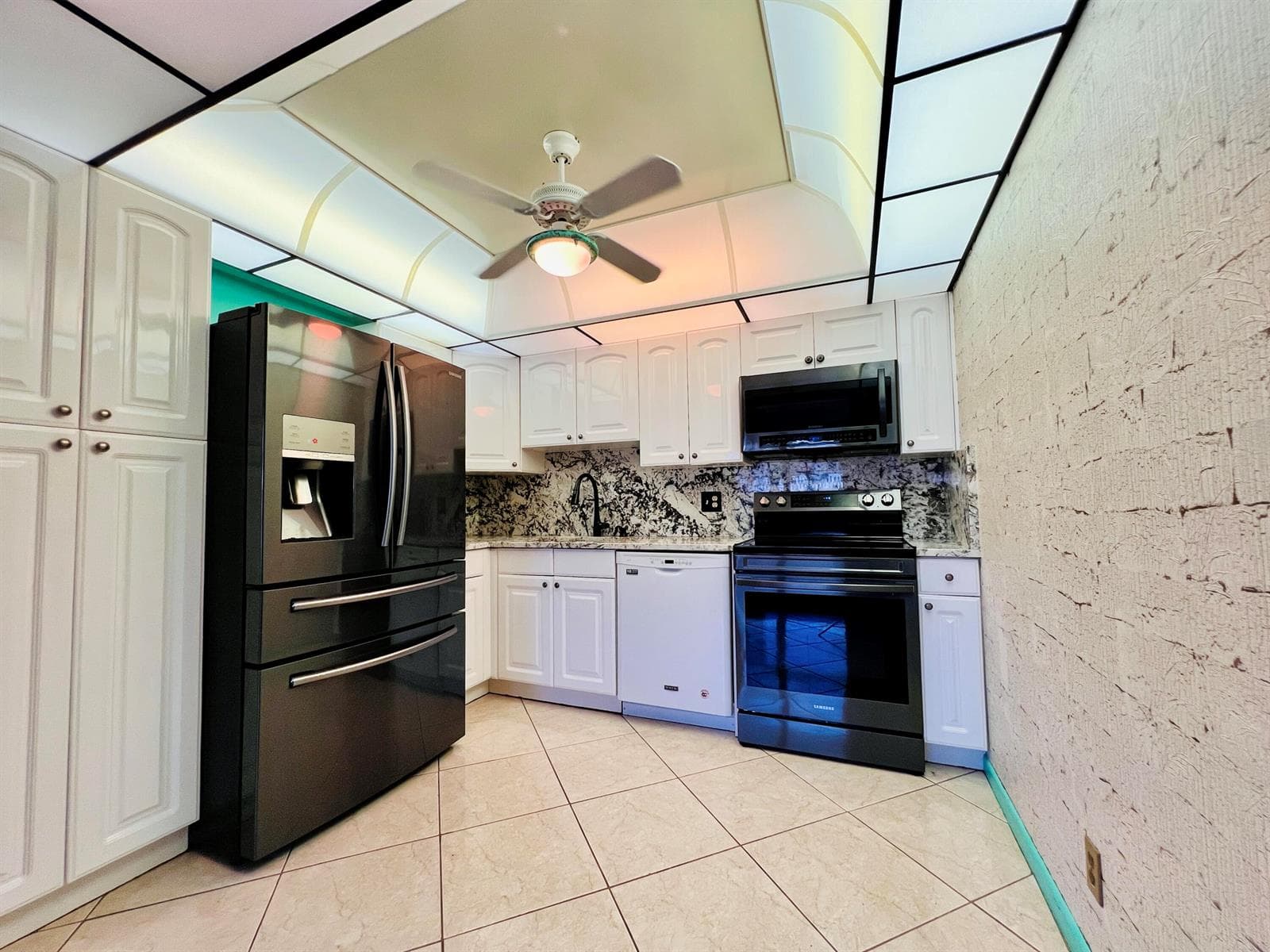 110 Wellington B, West Palm Beach FL 33417 - West Palm Beach, FL - Photo 1