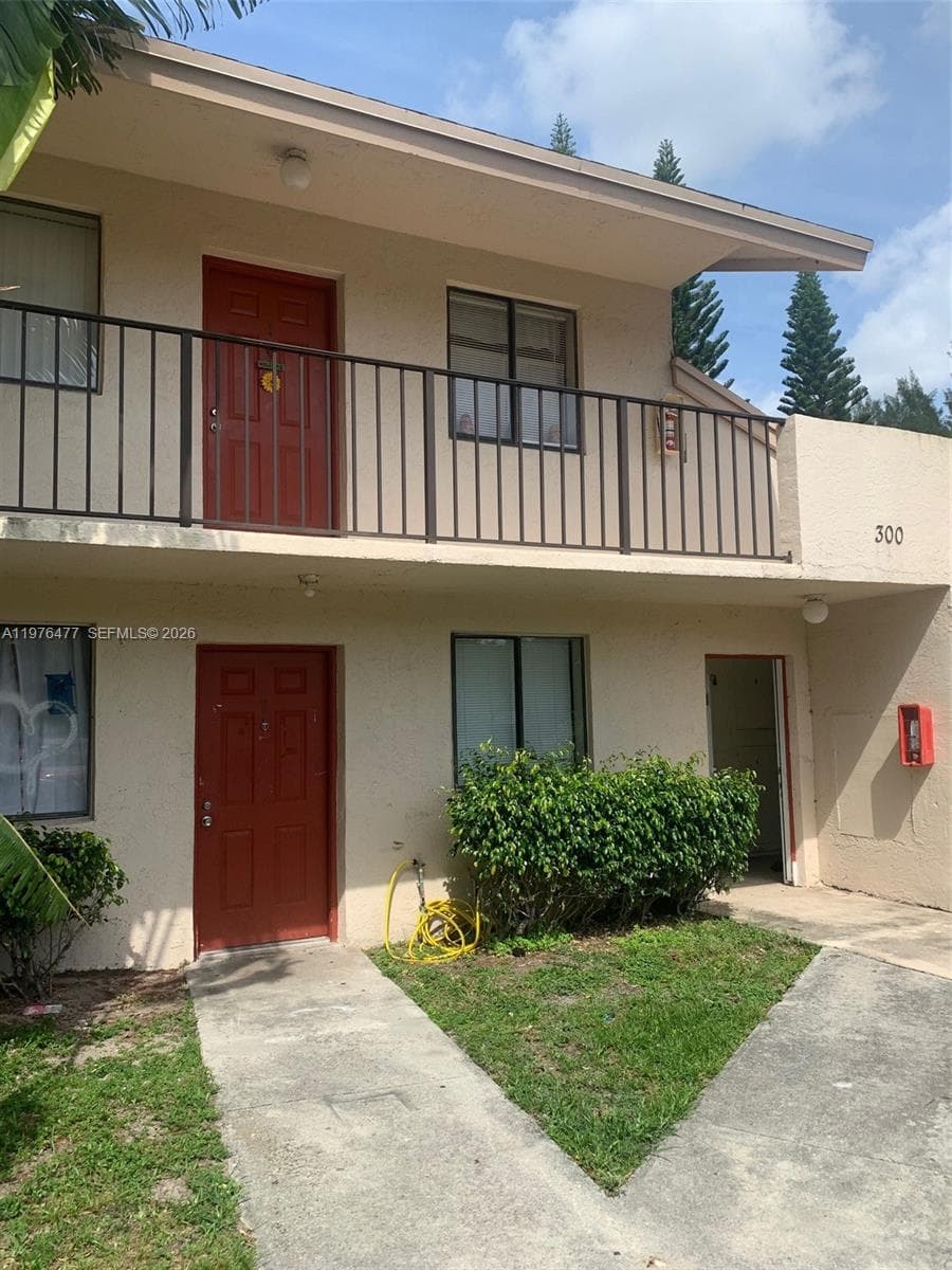300 Nottingham Cir # J, Green Acres FL 33463 - Green Acres, FL - Photo 1
