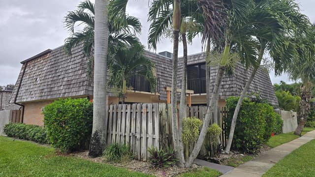 257 Lake Arbor Drive, Palm Springs FL 33461 - Palm Springs, FL - Photo 2