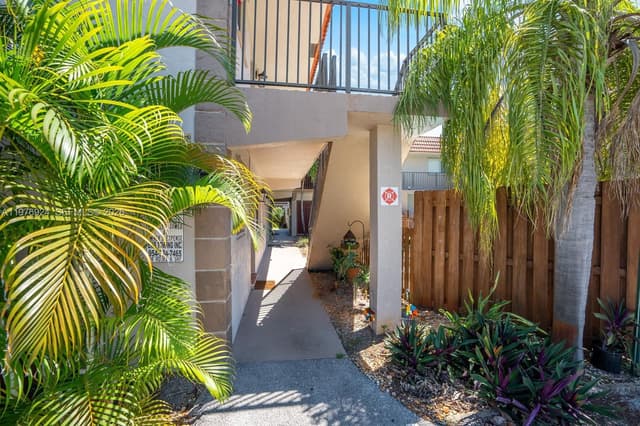3050 NE 5th Ter # 8, Wilton Manors FL 33334 - Wilton Manors, FL - Photo 2