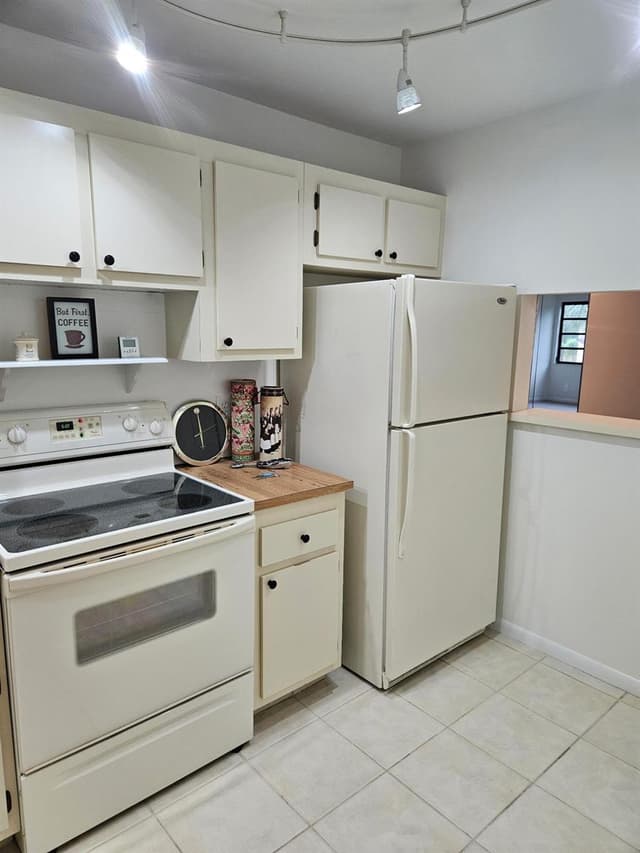 4700 Lucerne Lakes Boulevard # 308, Lake Worth FL 33467 - Lake Worth, FL - Photo 2