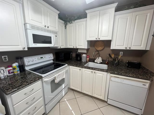 142 Normandy C, Delray Beach FL 33484 - Delray Beach, FL - Photo 7
