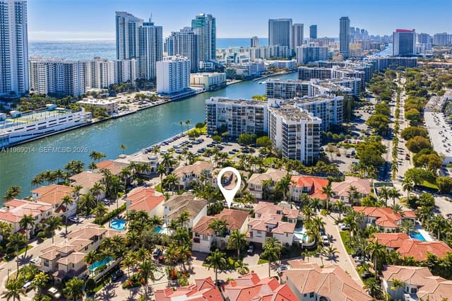 822 Meridian Ln, Hollywood FL 33019 - Hollywood, FL - Photo 2