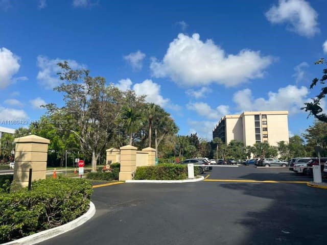 800 NE 195th St # 501, Miami FL 33179 - Miami, FL - Photo 2