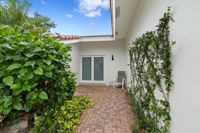 925 Foxpointe Circle, Delray Beach FL 33445 - Delray Beach, FL - Photo 2