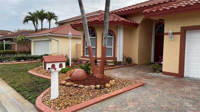 11581 SW 10th Ct, Pembroke Pines FL 33025 - Pembroke Pines, FL - Photo 2
