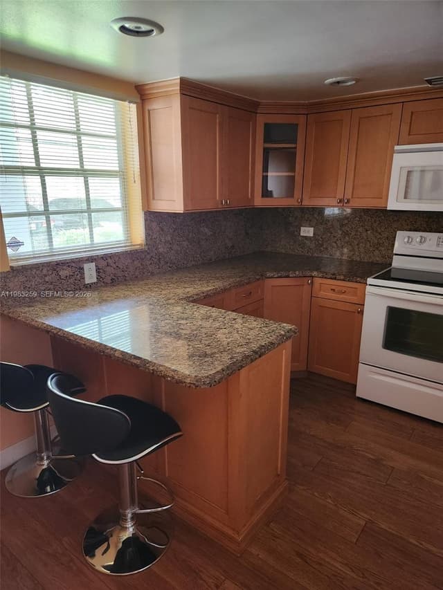 7556 Stirling Rd # 123, Davie FL 33024 - Davie, FL - Photo 4