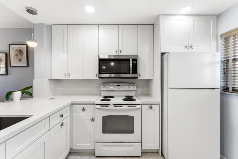 3654 Via Poinciana # 504, Lake Worth FL 33467