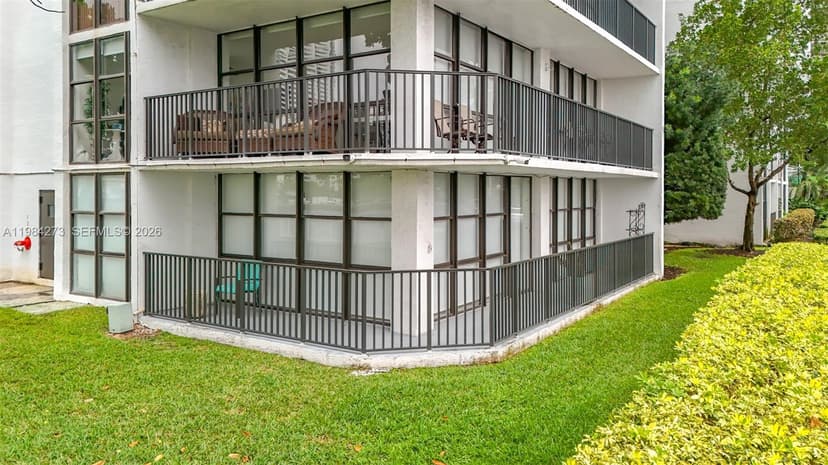 1000 Parkview Dr # 121, Hallandale Beach FL 33009
