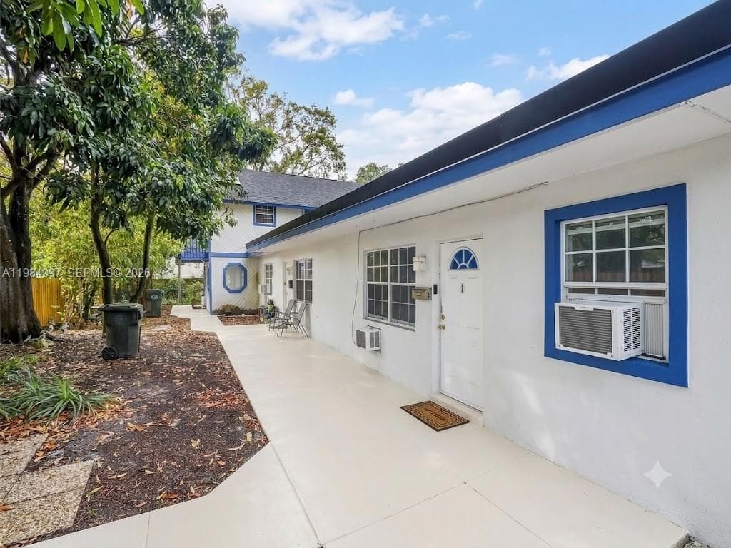898 NE 39th St, Oakland Park FL 33334
