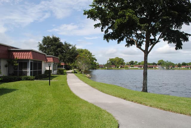 815 Salem Lane, Lake Worth FL 33467 - Lake Worth, FL - Photo 4