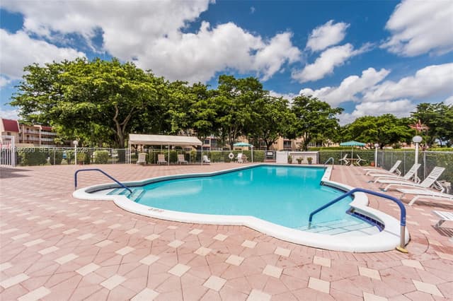 1020 Country Club Dr # 305, Margate FL 33063 - Margate, FL - Photo 3