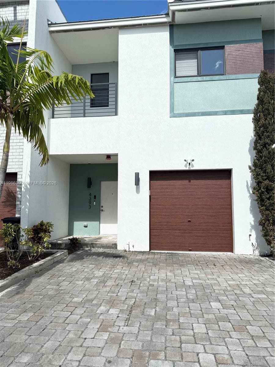 4393 NW 9th St, Plantation FL 33317