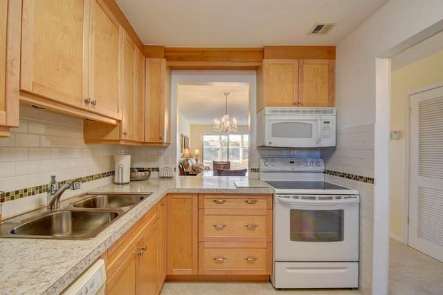 307 Lake Evelyn Drive, West Palm Beach FL 33411 - West Palm Beach, FL - Photo 6