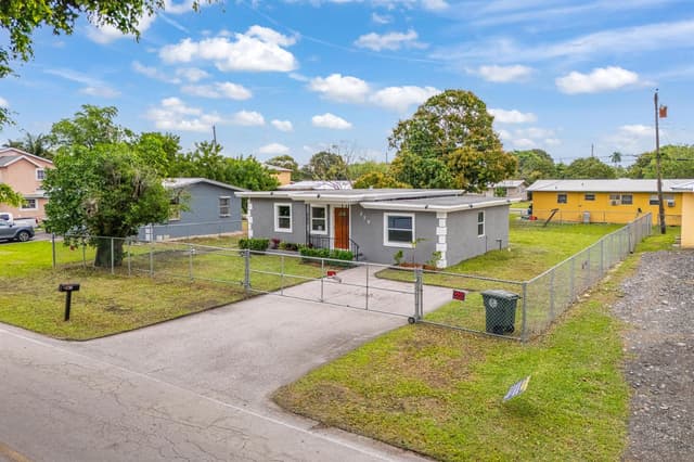 217 NW 14th Street, Belle Glade FL 33430 - Belle Glade, FL - Photo 2