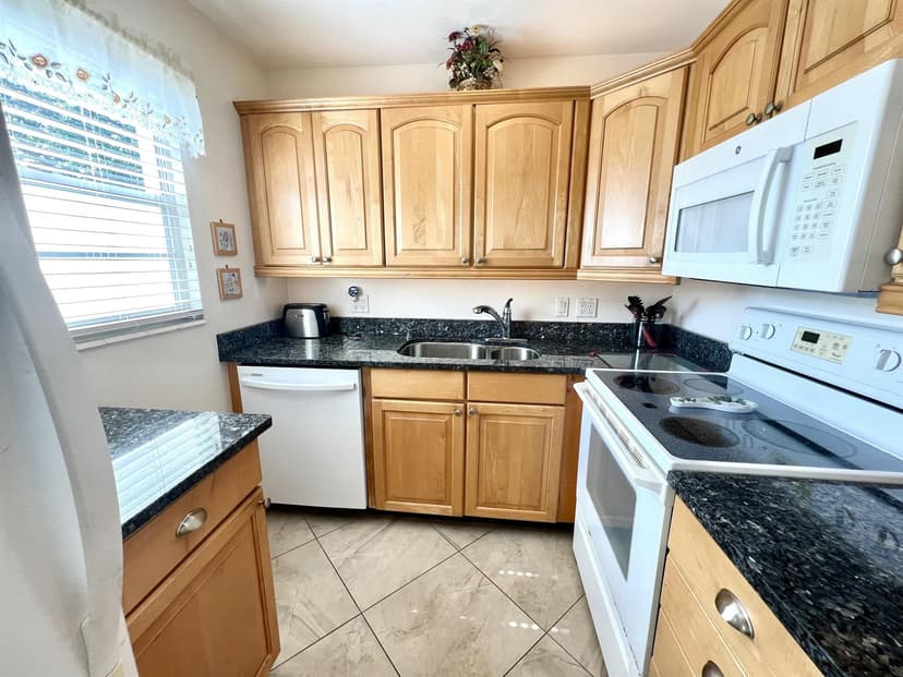 328 Farnham P, Deerfield Beach FL 33442