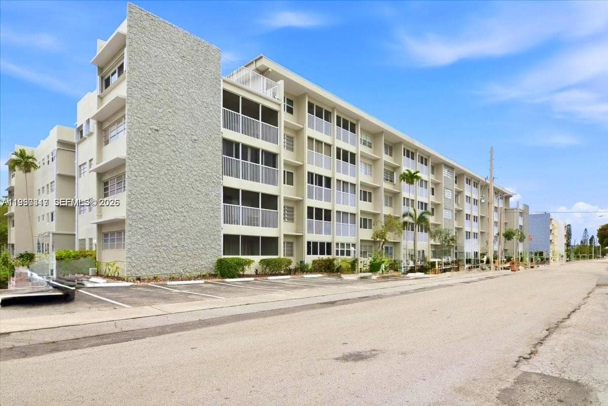 330 SE 2nd St # 101G, Hallandale Beach FL 33009 - Hallandale Beach, FL - Photo 1