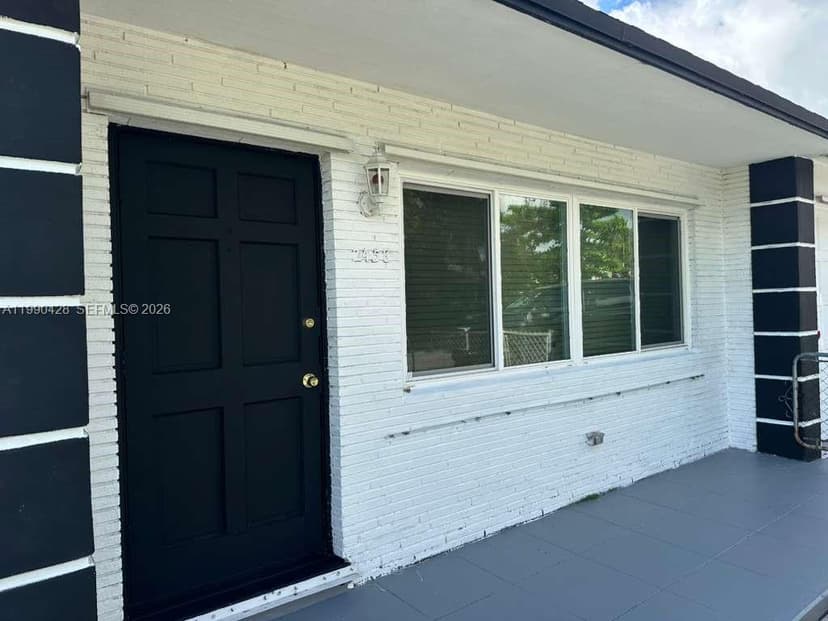 2458 Plunkett St, Hollywood FL 33020