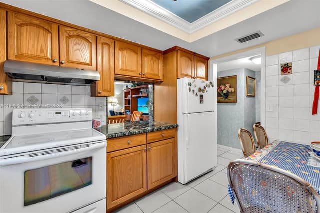 1965 S Ocean Blvd # 203, Lauderdale By The Sea FL 33062 - Lauderdale By The Sea, FL - Photo 5