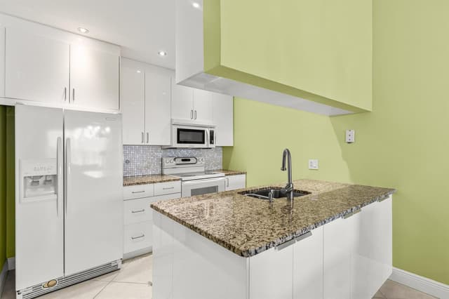 501 Waterside Drive, Hypoluxo FL 33462 - Hypoluxo, FL - Photo 5