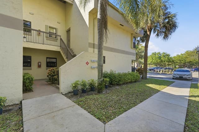 2928 Carambola Circle S, Coconut Creek FL 33066 - Coconut Creek, FL - Photo 4