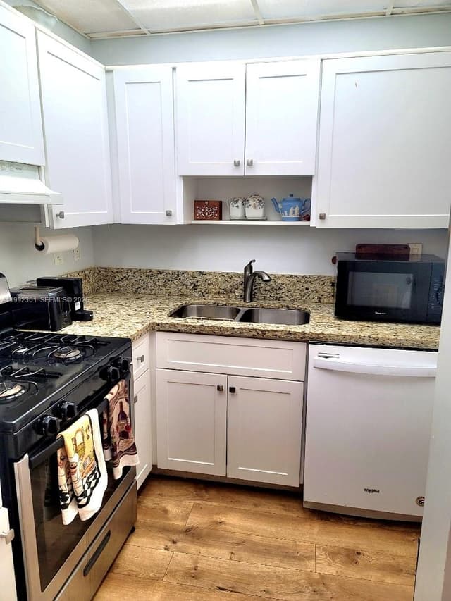 1205 Mariposa Ave # 206, Coral Gables FL 33146 - Coral Gables, FL - Photo 5