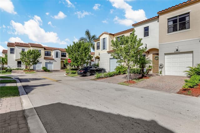 20921 NW 1st Ct, Pembroke Pines FL 33029 - Pembroke Pines, FL - Photo 4