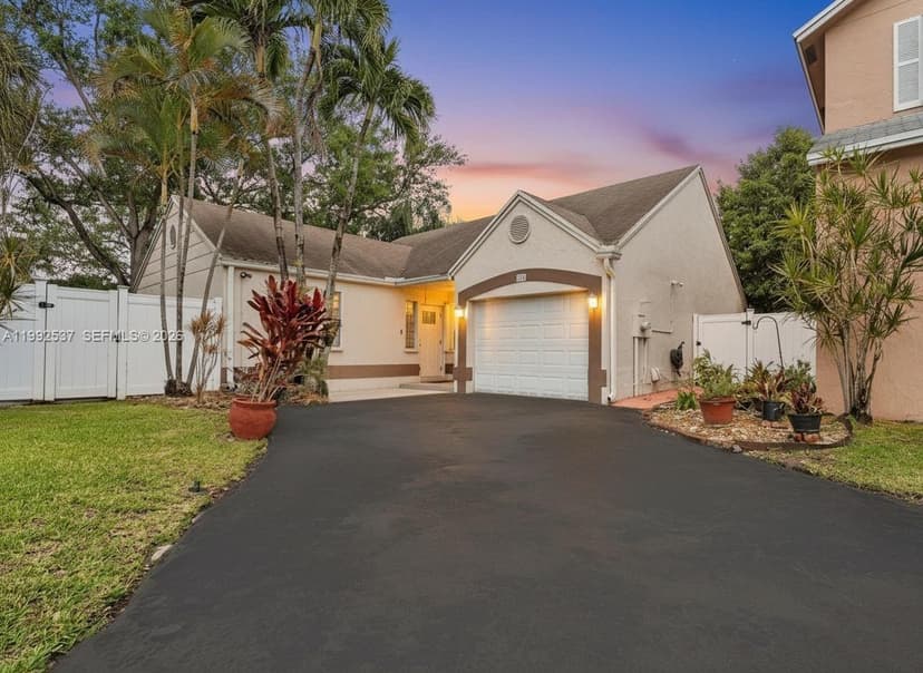 371 NW 101st Ter, Pembroke Pines FL 33026