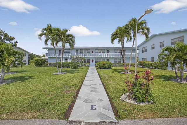 106 Camden E, West Palm Beach FL 33417 - West Palm Beach, FL - Photo 2