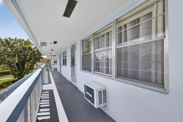 106 Camden E, West Palm Beach FL 33417 - West Palm Beach, FL - Photo 7