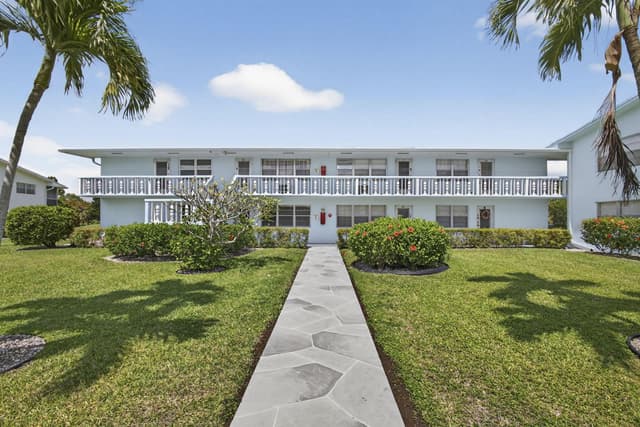 106 Camden E, West Palm Beach FL 33417 - West Palm Beach, FL - Photo 3