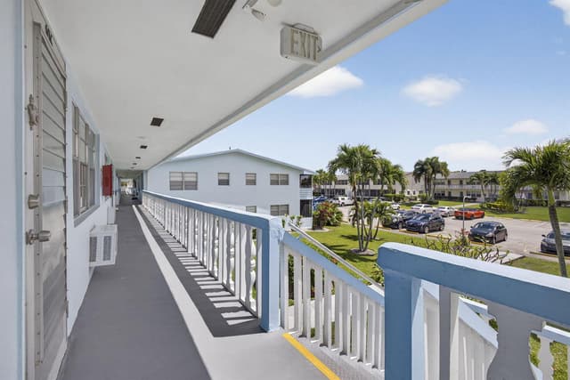 106 Camden E, West Palm Beach FL 33417 - West Palm Beach, FL - Photo 5