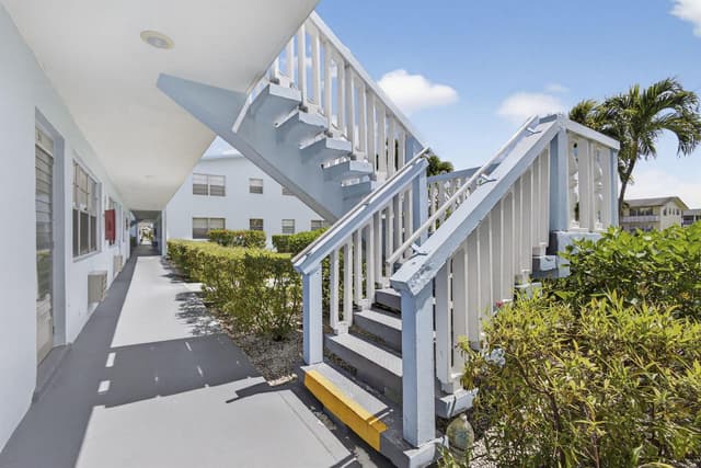 106 Camden E, West Palm Beach FL 33417 - West Palm Beach, FL - Photo 4