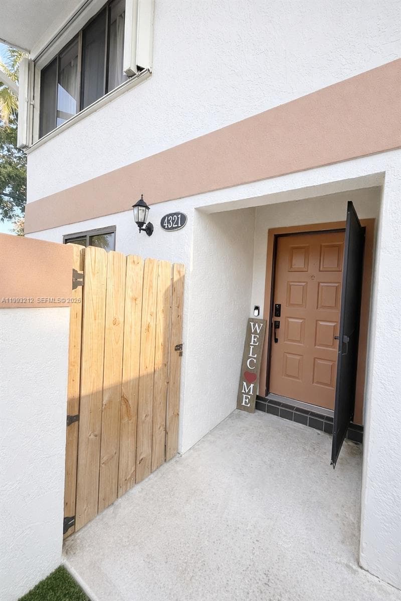 4321 SW 70th Ter, Davie FL 33314