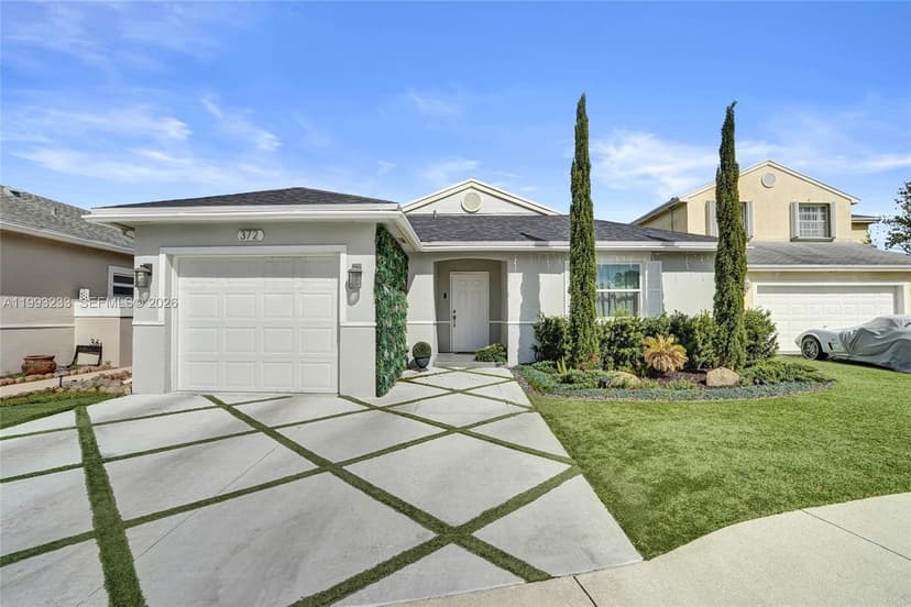 372 W Riverbend Dr, Sunrise FL 33326