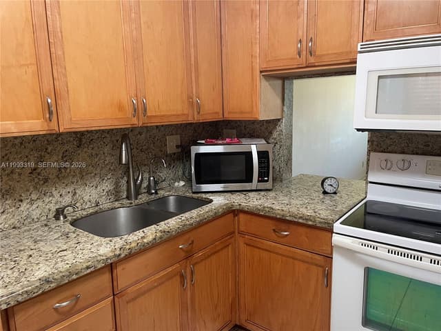 2300 Park Ln # 208, Hollywood FL 33021 - Hollywood, FL - Photo 6