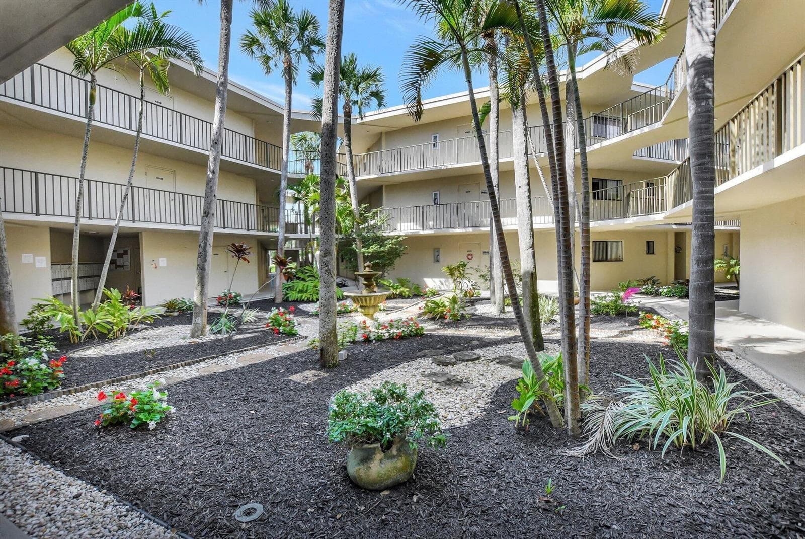 5340 Las Verdes Circle # 208, Delray Beach FL 33484 - Delray Beach, FL - Photo 1