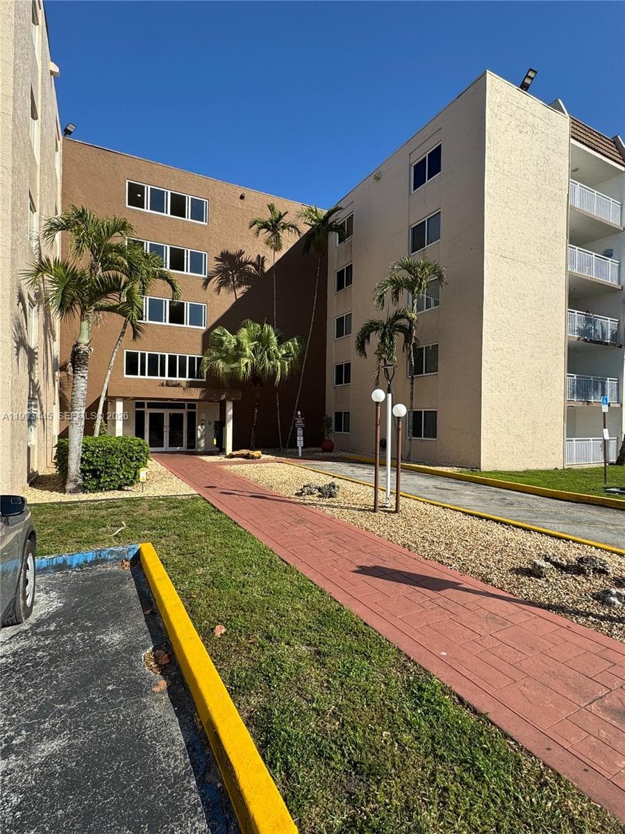 6960 Miami Gardens Dr # 516, Hialeah FL 33015 - Hialeah, FL - Photo 1
