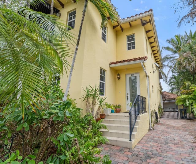 218 N Palmway, FL 33460 - Photo 2