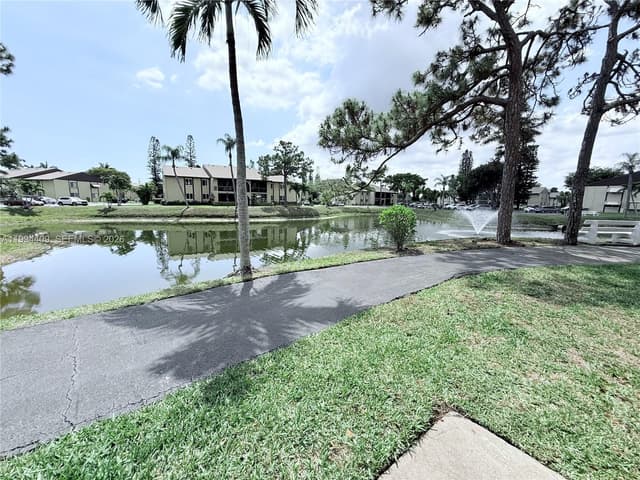 340 Pine Ridge Cir # 1, Green Acres FL 33463 - Green Acres, FL - Photo 2