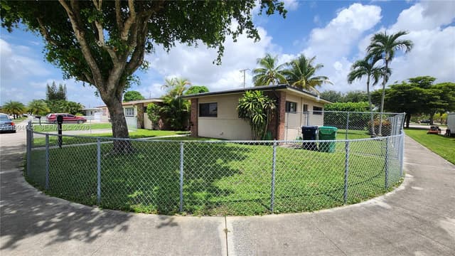 6241 NW 110th St, Hialeah FL 33012 - Hialeah, FL - Photo 2