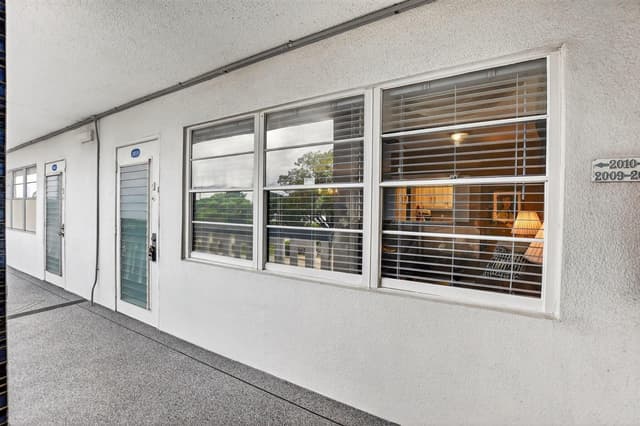 2010 N Farnham N, Deerfield Beach FL 33442 - Deerfield Beach, FL - Photo 3