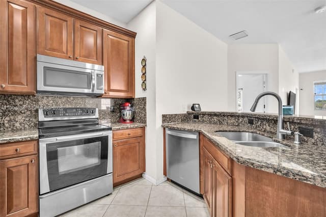 9075 Preston Pl # 9075, Tamarac FL 33321 - Tamarac, FL - Photo 7