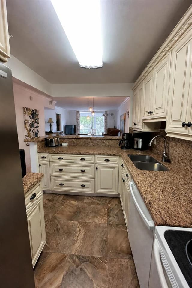 400 SE 10th Street # 202, Deerfield Beach FL 33441 - Deerfield Beach, FL - Photo 2