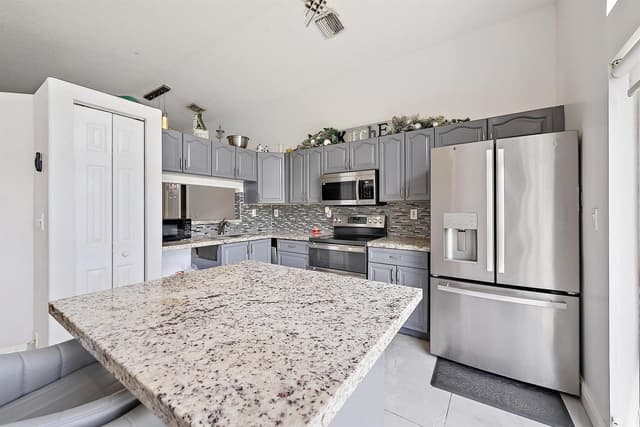 8193 Pelican Harbour Drive, Lake Worth FL 33467 - Lake Worth, FL - Photo 5