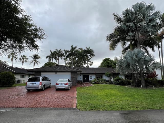 19265 E Saint Andrews Dr, Hialeah FL 33015 - Hialeah, FL - Photo 4