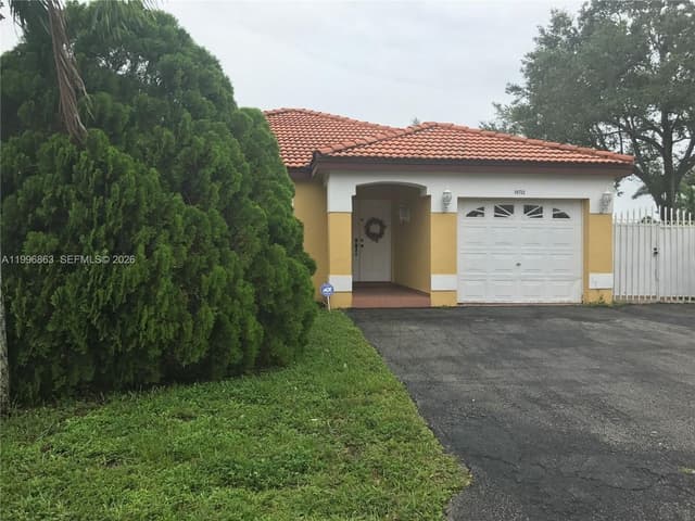 19712 NW 82nd Pl, Hialeah FL 33015 - Hialeah, FL - Photo 2