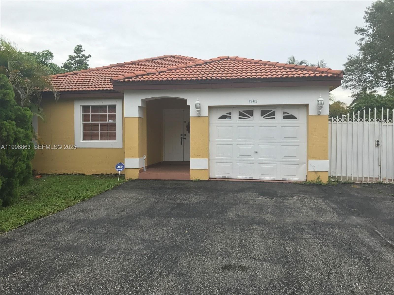 19712 NW 82nd Pl, Hialeah FL 33015 - Hialeah, FL - Photo 1